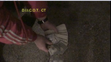 Flagrant marca DIICOT Constanţa: indivizii care plasau dolari falşi pe piaţă, filmaţi într-un apartament de la malul mării
